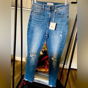 High Rise Frayed Hem Crop Skinny Jean